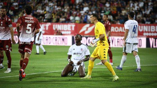 FC Botoșani - Rapid 1-1, în etapa a #2 din SuperLigă. Final de infarct: Aioani a apărat penalty-ul lui Mailat, dar VAR a dictat repetarea execuției, iar atacantul a marcat!