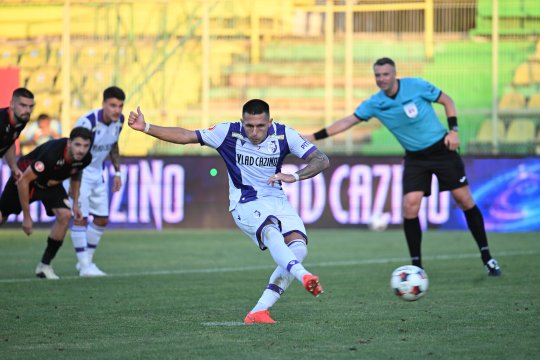 Penalty-ul lui Robert Moldoveanu a decis FC Argeș - Csikszereda. Atacantul a avut un moment emoționant după gol