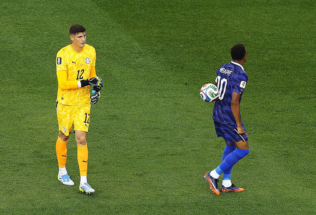Portarul Paraguayului a aruncat cu mingea în Mbappe
