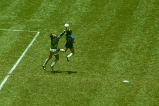 La 40 de ani de la golul cu ”mâna lui Dumnezeu”, portarul Angliei pune capăt conflictului cu Maradona: ”A venit timpul”