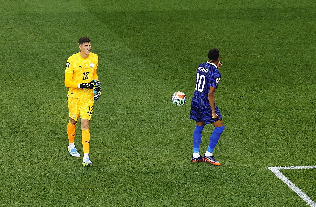 Portarul Paraguayului a aruncat cu mingea în Mbappe