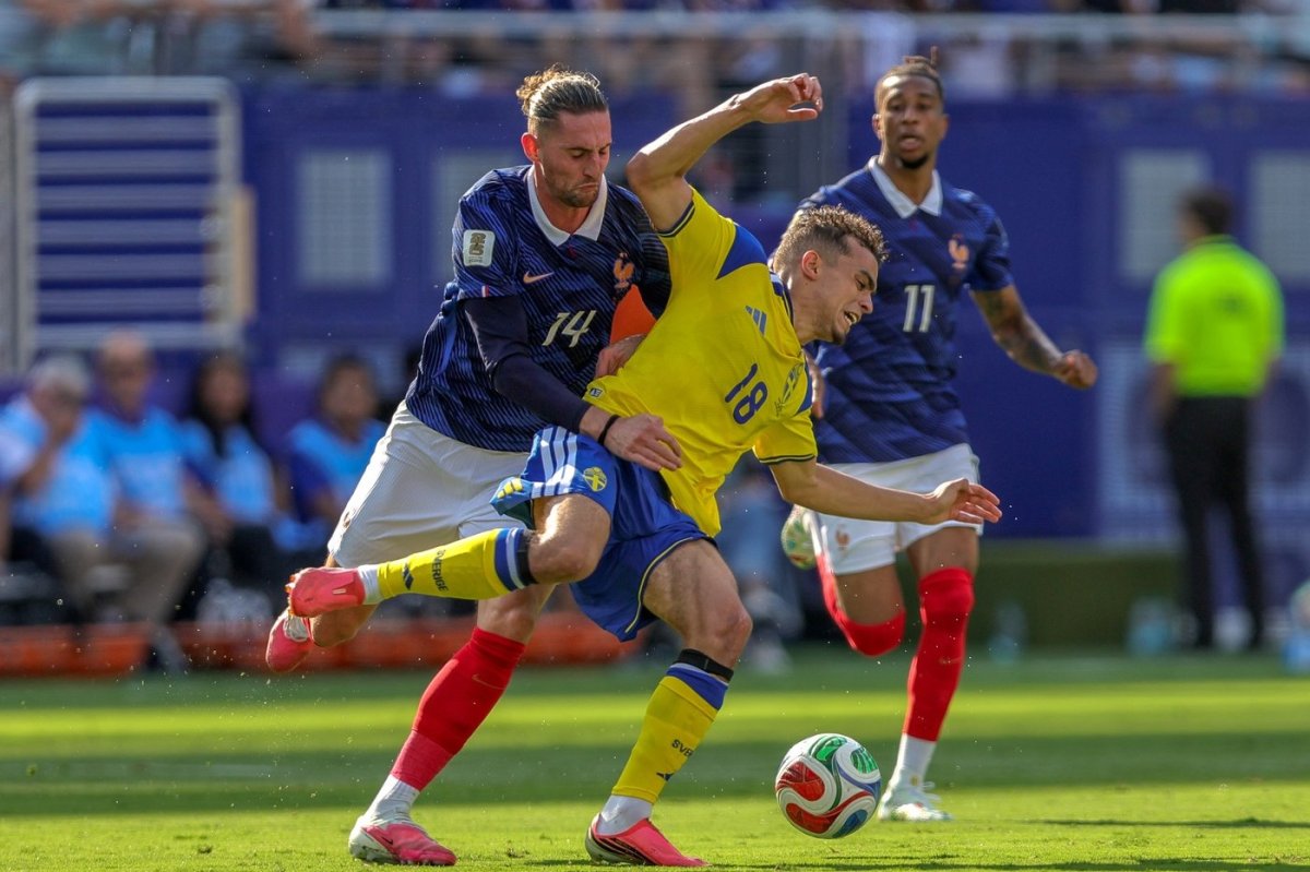 Michael Olise (numărul 11) a fost cumpărat în 2024 de Bayern Munchen cu 53.000.000 de euro