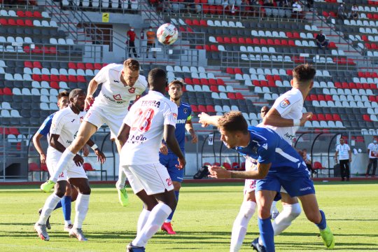 Dezvăluiri uluitoare ale unui fost fotbalist din SuperLiga: ”Jucătorii nu erau plătiți de 3-4 luni și patronul a venit cu Bentley la club. Un coleg și-a pierdut mașina”