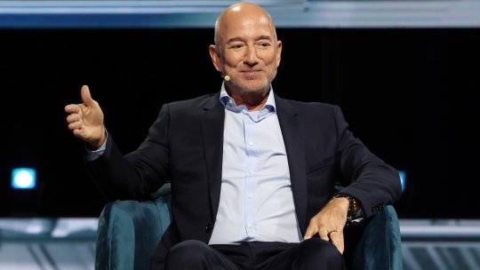 OFICIAL | Jeff Bezos a intrat în acționariatul lui Liverpool! Cine este miliardarul alături de care a investit în club