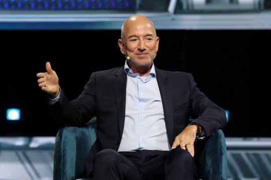 OFICIAL | Jeff Bezos a intrat în acționariatul lui Liverpool! Cine este miliardarul alături de care a investit în club