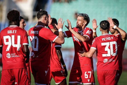Debut de povestit nepoților pentru un cvadruplu campion al României: două assist-uri și un roșu din prima repriză