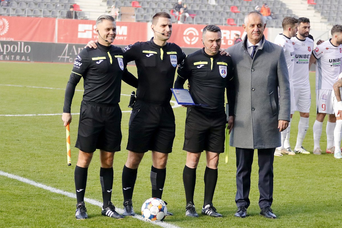 Marcel Savaniu (ultimul dreapta), la un duel Hermannstadt - Petrolul, din 2025