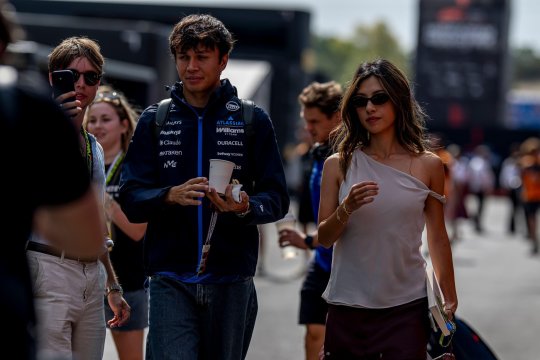 E oficial: Alex Albon rămâne la Williams în 2027!