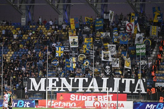 Scandal de proporții lângă stadionul ”Ilie Oană”! Suporterii Rapidului și Petrolului s-au luat la bătaie după meci