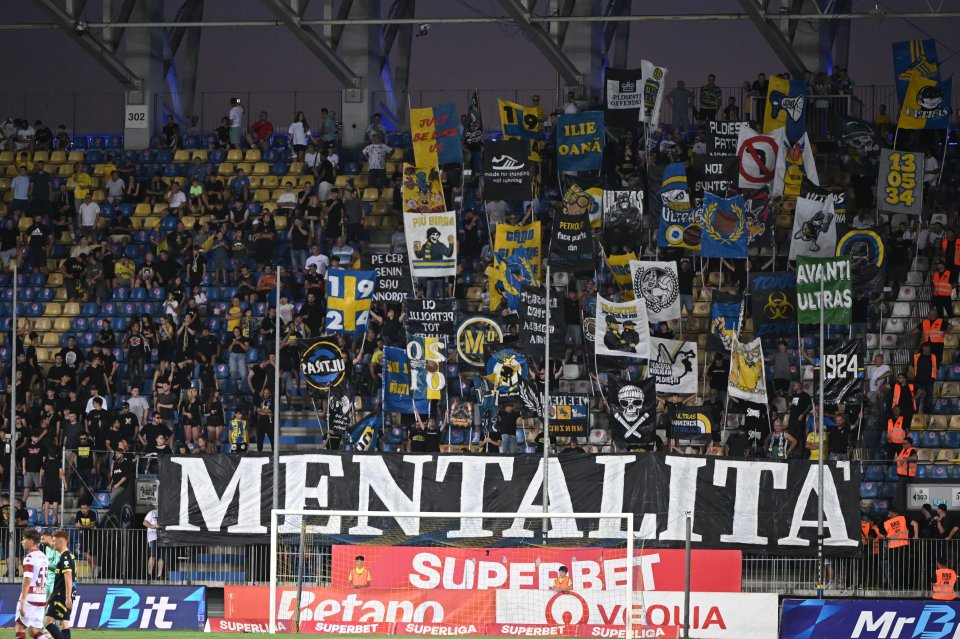 Suporterii Petrolului la meciul cu Rapid