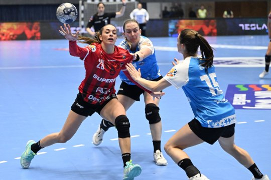 Spectacol în Supercupa României! Gloria Bistrița - CSM București, meci cu 78 de goluri
