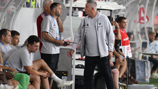 Nervii lui Bergodi au izbucnit după fluierul final al partidei cu Dinamo! Antrenorul lui U Cluj, cu greu oprit după un conflict cu un suporter al ”câinilor”