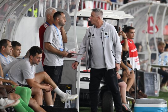 Nervii lui Bergodi au izbucnit după fluierul final al partidei cu Dinamo! Antrenorul lui U Cluj, cu greu oprit după un conflict cu un suporter al ”câinilor”
