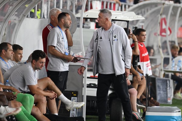 Nervii lui Bergodi au izbucnit după fluierul final al partidei cu Dinamo! Antrenorul lui U Cluj, cu greu oprit după un conflict cu un suporter al ”câinilor”