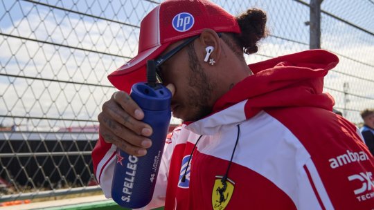 Hamilton îi cere echipei să învețe de la Mercedes. ”Acolo primesc ordinul și îl execută imediat”