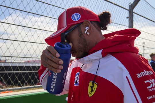 Hamilton îi cere echipei să învețe de la Mercedes. ”Acolo primesc ordinul și îl execută imediat”