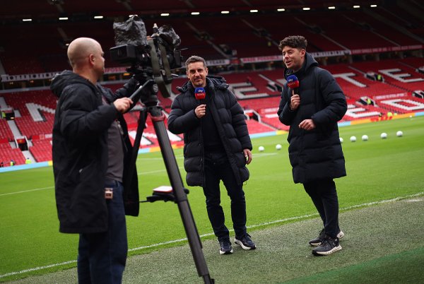 Gary Neville: ”Liverpool și City sunt departe de nivelul necesar pentru titlu”