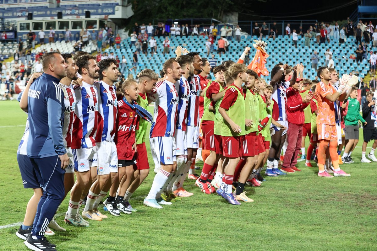 Jucătorii și stafful Oțelului după victoria cu FC Argeș