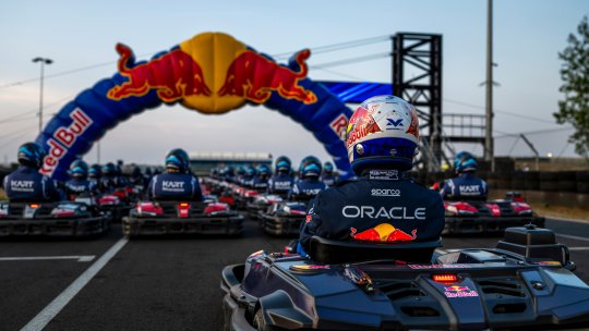 O provocare nebună pentru Max Verstappen. Cursă contra a 100 de adversari