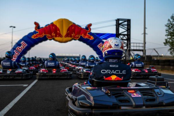 O provocare nebună pentru Max Verstappen. Cursă contra a 100 de adversari