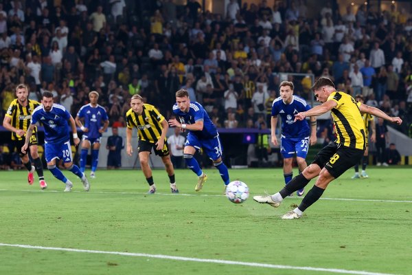 Răzvan Marin, gol pentru AEK Atena și calificare în faza principală din Champions League! Grecii au spulberat-o pe fosta adversară a Craiovei