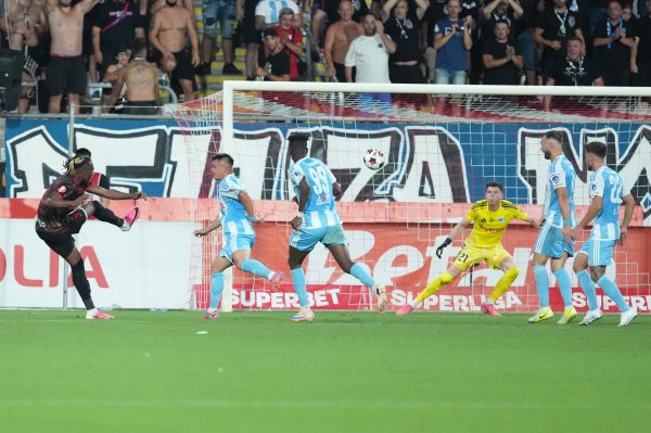 Corvinul - Dinamo 1-0, ACUM, pe iAMsport.ro. Hunedorenii sunt în avantaj la pauză! Karamoko a irosit o ocazie pe finalul reprizei