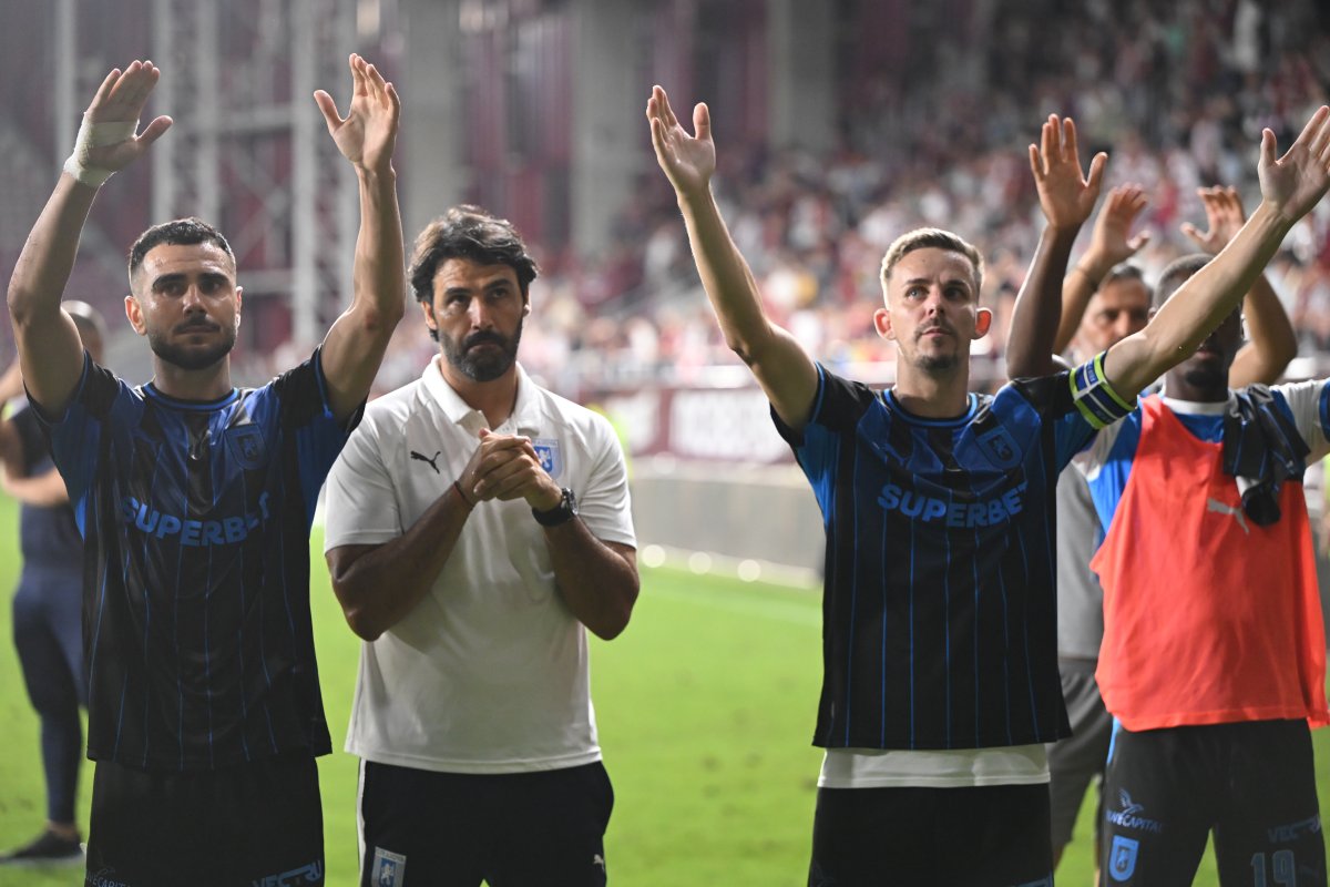 Nicușor Bancu, salutând galeria după derby-ul cu Rapid