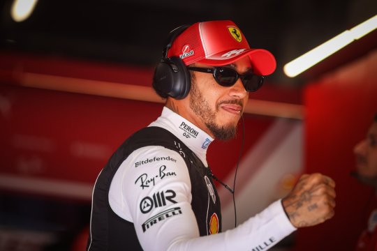 Lewis Hamilton își transformă pasiunea din copilărie într-o afacere globală