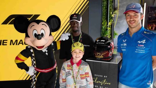 O cască Disney face istorie în Formula 1