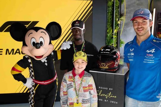 O cască Disney face istorie în Formula 1