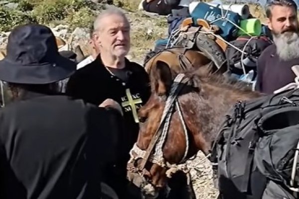 A văzut imaginile cu Gigi Becali la Athos și și-a făcut cruce în direct: ”Îl imită pe Mânuitorul, Doamne iartă-mă!”