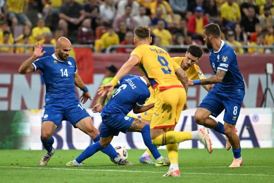 Fotbalistul cu 11 meciuri la națională, ofertat de Craiova! Ce transfer negociază oltenii după remiza cu Rapid
