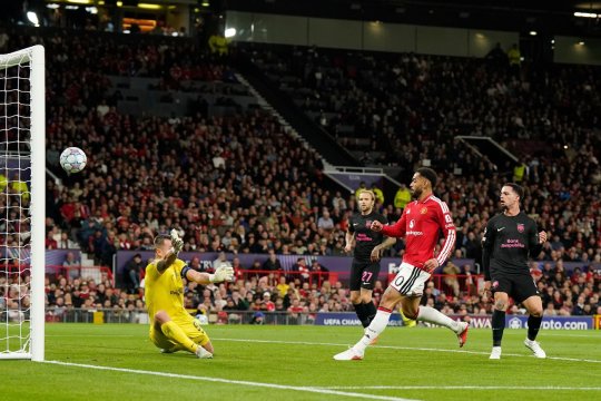 Bayern - Bodo 0-0 / Man. United - Sabah 3-0 / Como - Leipzig 2-0 / Slavia Praga - Lens 0-0, ACUM, pe iAMsport.ro. Se încheie prima etapă în Liga Campionilor!