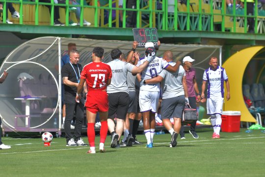 Scene de coșmar în SuperLiga! Charpentier, scos de pe teren după o lovitură teribilă la cap. Ultimele informații despre starea atacantului