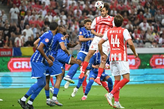 Dinamo - Farul 2-0, ACUM, pe iAMsport.ro. Mărginean a majorat avantajul ”câinilor” înainte de pauză!