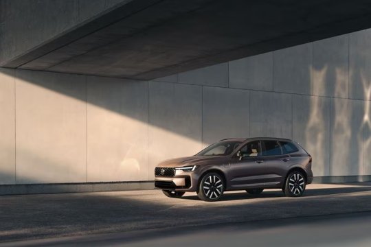 Volvo XC60 și XC90 revin ca hibrizi plug-in cu autonomie electrică dublată