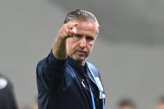 Reghecampf a ajuns la București. Când va fi prezentat oficial la FCSB