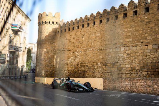 Russell, cel mai rapid în primele două antrenamente libere la Baku