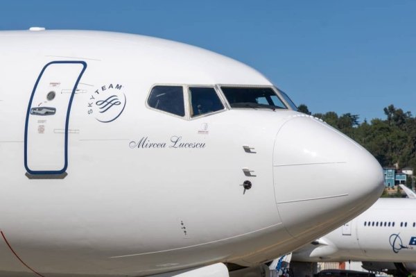 Cum arată avionul ”Mircea Lucescu”. Primele imagini cu noul Boeing 737 MAX din flota TAROM