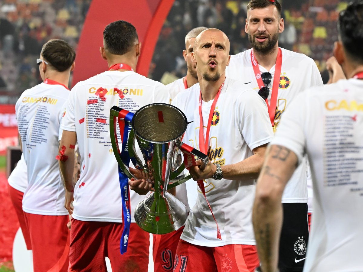 Vlad Chiricheș și trofeul de campioni ai SuperLigii 2025