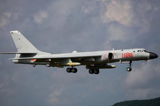 VIDEO China lansează rachete anti-navă ca să țină crucișătoarele SUA la distanță. Taiwan, în pericol
