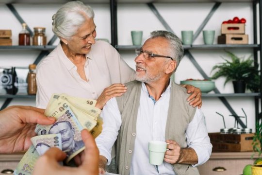 Cine sunt pensionarii care primesc o pensie de 8.000 sau chiar 10.000 lei la recalculare? 3 exemple