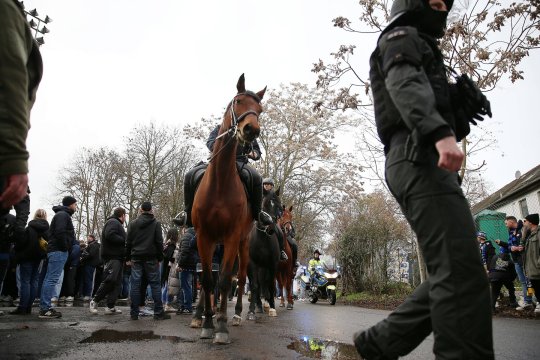 Cadou de 5.000 de euro la înfrângere. Șeful echipei a intrat în vestiar pe cal: ”Am zis că ne împușcă!”