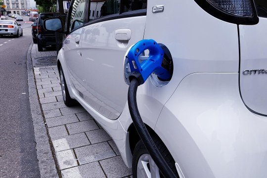 Producătorii de modele electrice fac profit pe seama creșterii prețului combustibililor