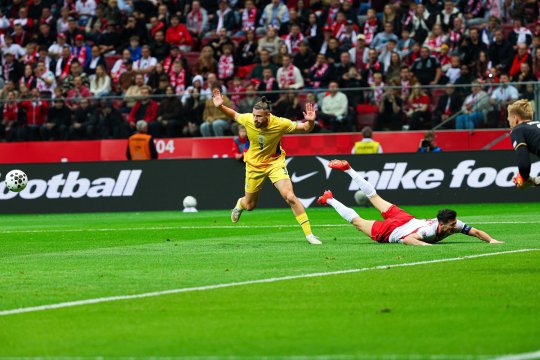 Balaj și Porumboiu, opinii opuse după penalty-ul acordat Poloniei: ”Inacceptabil!” / ”E roșu și penalty”