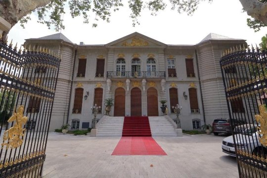 Mesajele bizare de pe gardul palatului lui Gigi Becali sunt istorie. Imaginile surprinse pe Aleea Alexandru, la 7 luni când a fost vandalizată proprietatea