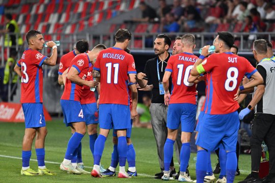 Cine este omul de pe banca FCSB căruia Gigi Becali îi trimite mesajele cu schimbări: ”Iese ăla, intră ăla”
