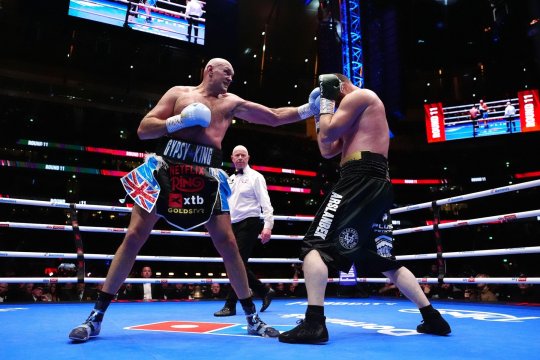 Fostul campion mondial Tyson Fury, victorios la revenirea în ring după 15 luni!