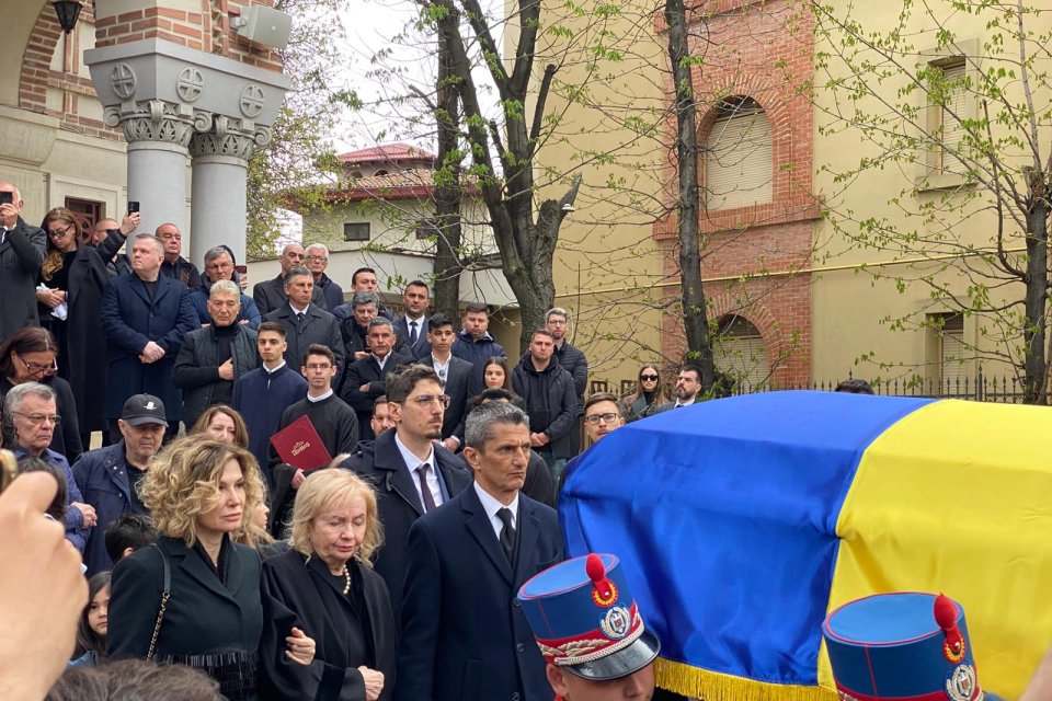 Înmormântarea lui Mircea Lucescu. S-a încheiat slujba de la Biserica Sfântul Elefterie. Unei persoane i s-a făcut rău. Urmează ultima oprire: Cimitirul Bellu