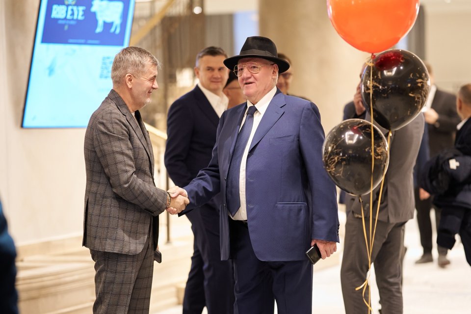 Ivanovici și Dragomir, dialog fabulos: ”Ce te-ai îngrășat așa rău, nea Mitică?! Nu îți stă bine!” / ”M-am apucat de băutură! Chiar mă simt bine dacă beau șpriț seara”